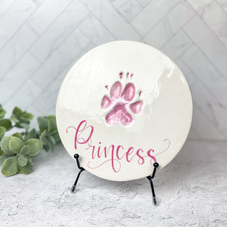 Small circular plate decorated with a paw print impression